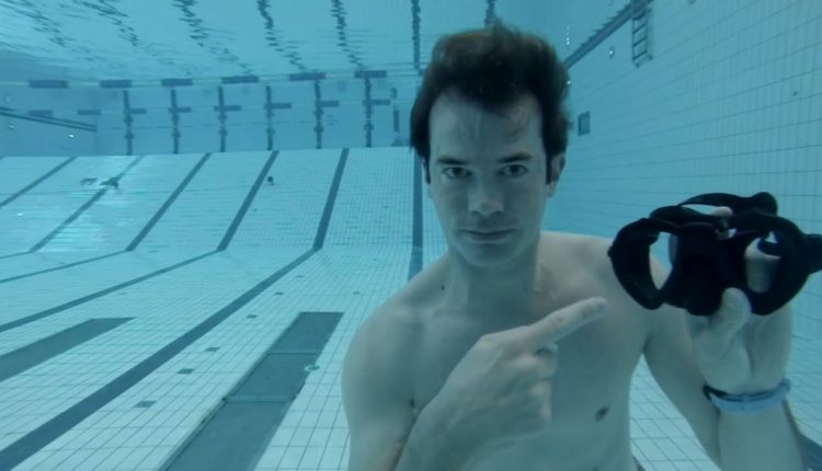 Diving mask clearing (How to put on a diving mask underwater)