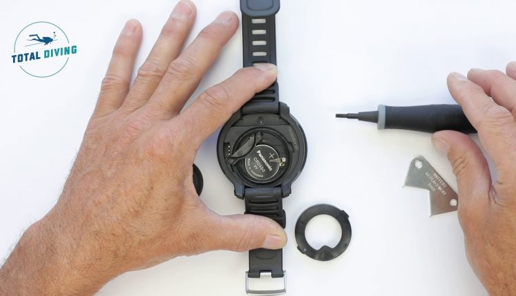 How to change the battery on a Aqua Lung i100 Dive Computer